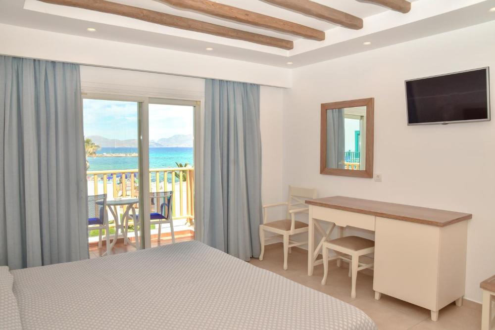 Double or Twin Room with Sea View interior